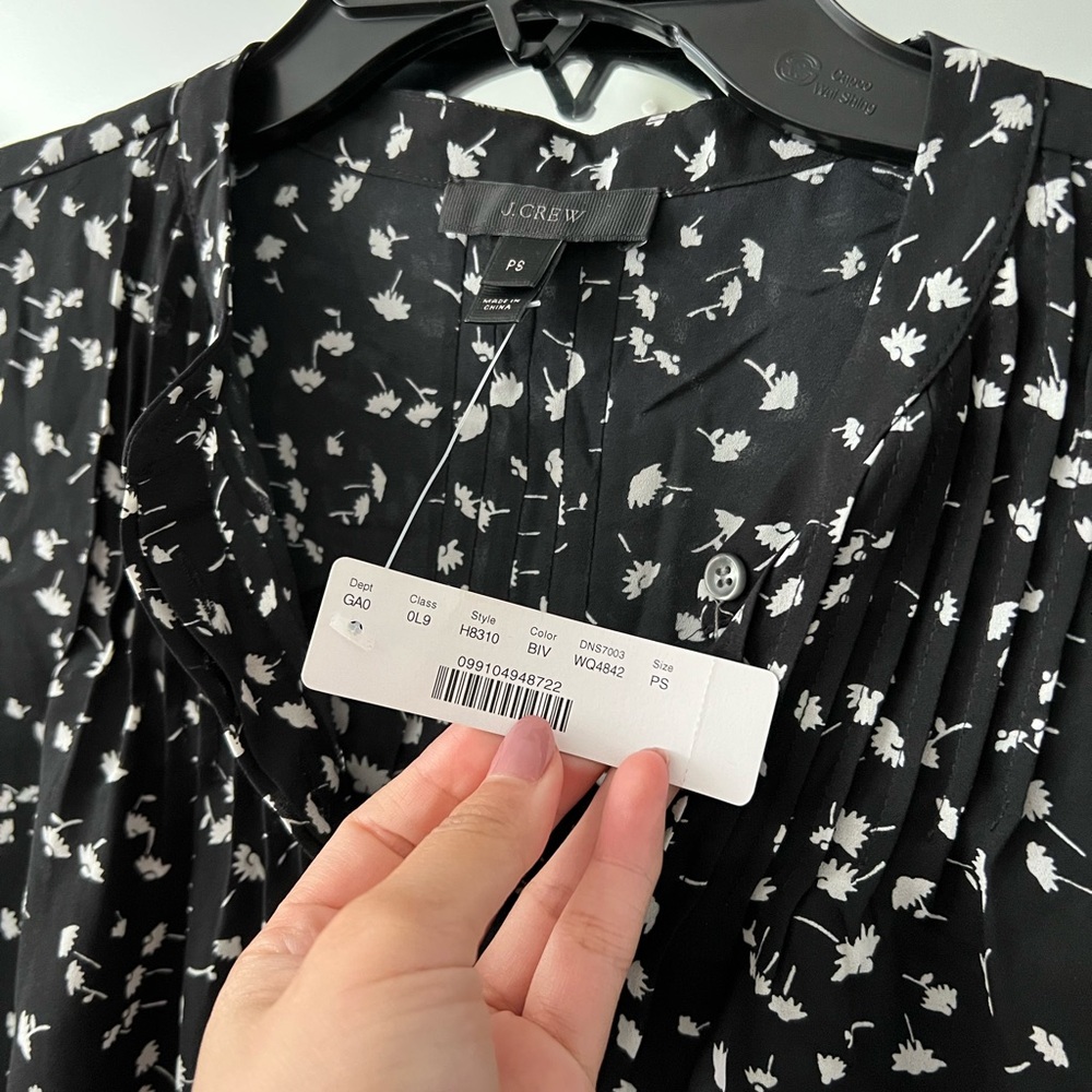NWT Jcrew floral black top size small petite - Picture 2 of 4